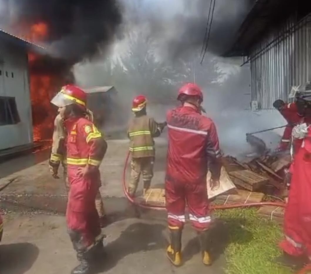 Mobil Tangki Solar dan Gudang PT Agro Mega Perkasa di Teluk Sepang Terbakar