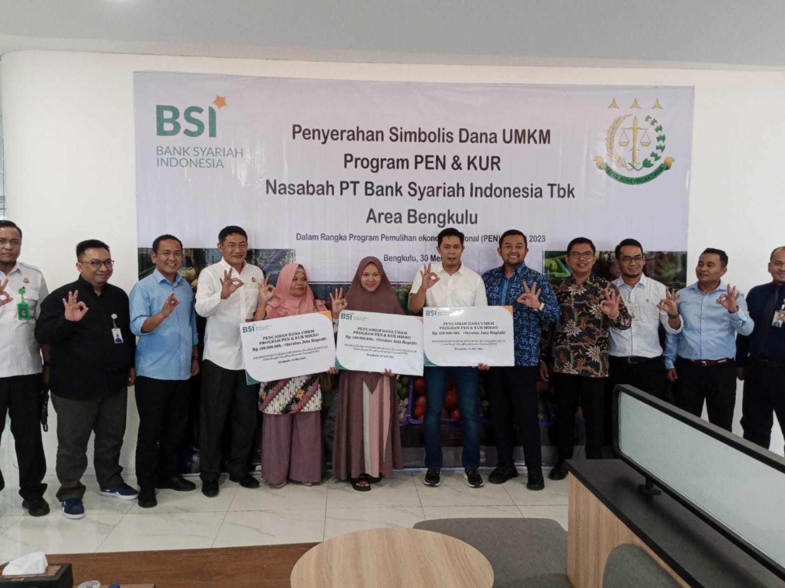 BSI Serahkan Bantuan Dana UMKM Program PEN dan KUR di Bengkulu