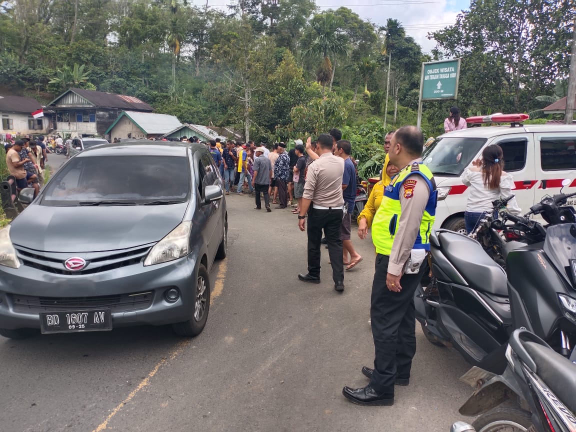 Rem Blong, Fuso Hantam Pembatas Jalan Hingga Terjun ke Jurang