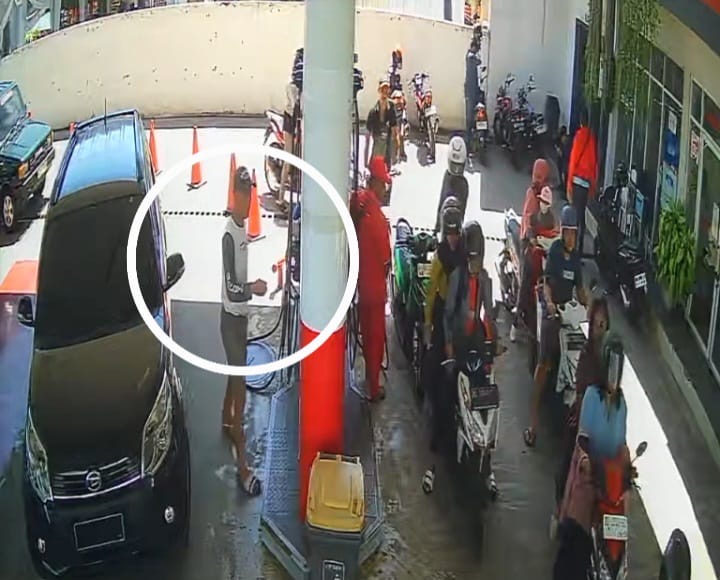 Terekam CCTV, Maling Gasak Handphone Pegawai SPBU Putri Gading Cempaka