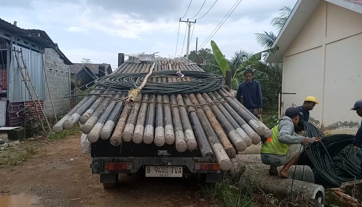 Puluhan Tiang dan Kabel Internet Dipasang Tanpa Izin di Pemukiman Warga Kandang Limun