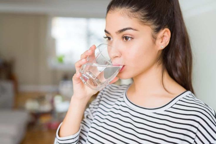 Kebiasaan Baik Minum Air Putih di Malam Hari, Dapatkan 7 Manfaat Ini untuk Kesehatan