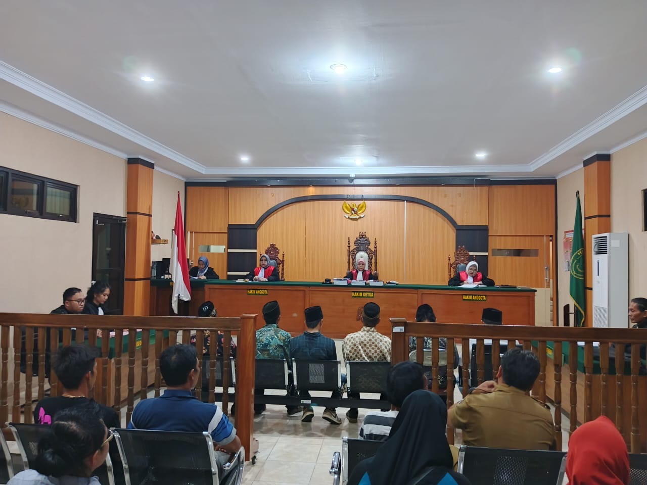 6 Terdakwa Kasus Penyegelan Kantor Desa Dusun Baru Dituntut 8 Bulan Penjara