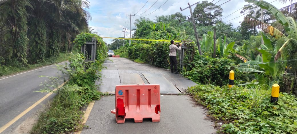 Bahayakan Pengguna Jalan, Jembatan Rusak di Desa Sendawar Ditutup Polisi