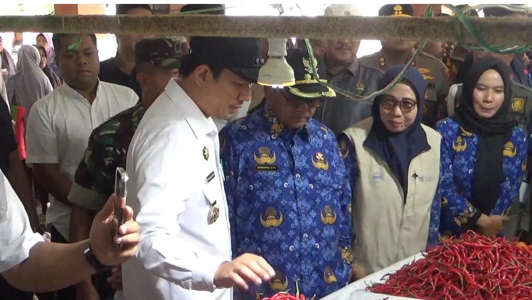 Jelang Nataru 2025-2026, Bupati Bengkulu Utara Pantau Harga dan Stok Bapok di Pasar Purwodadi