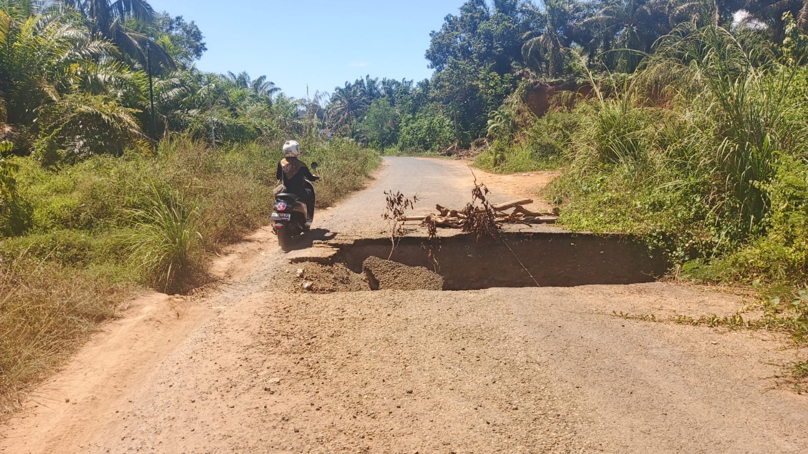 Anggaran Rp250 Juta Hanya di Atas Kertas, Jalan Pasar Sembayat 4 Bulan Dibiarkan Ambles