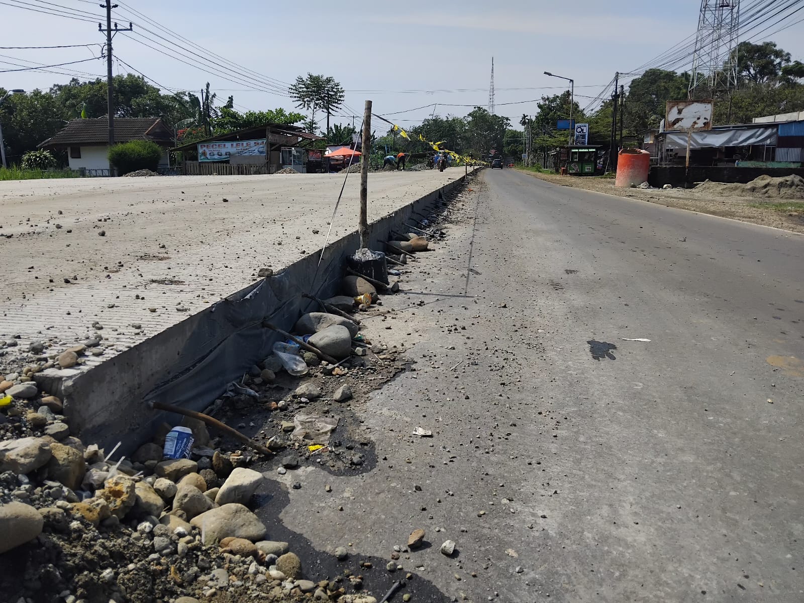 Proyek Jalan Simpang Tugu Hiu Dikeluhkan Warga, Ketinggian hingga Besi Menonjol di Badan Jalan Jadi Sorotan