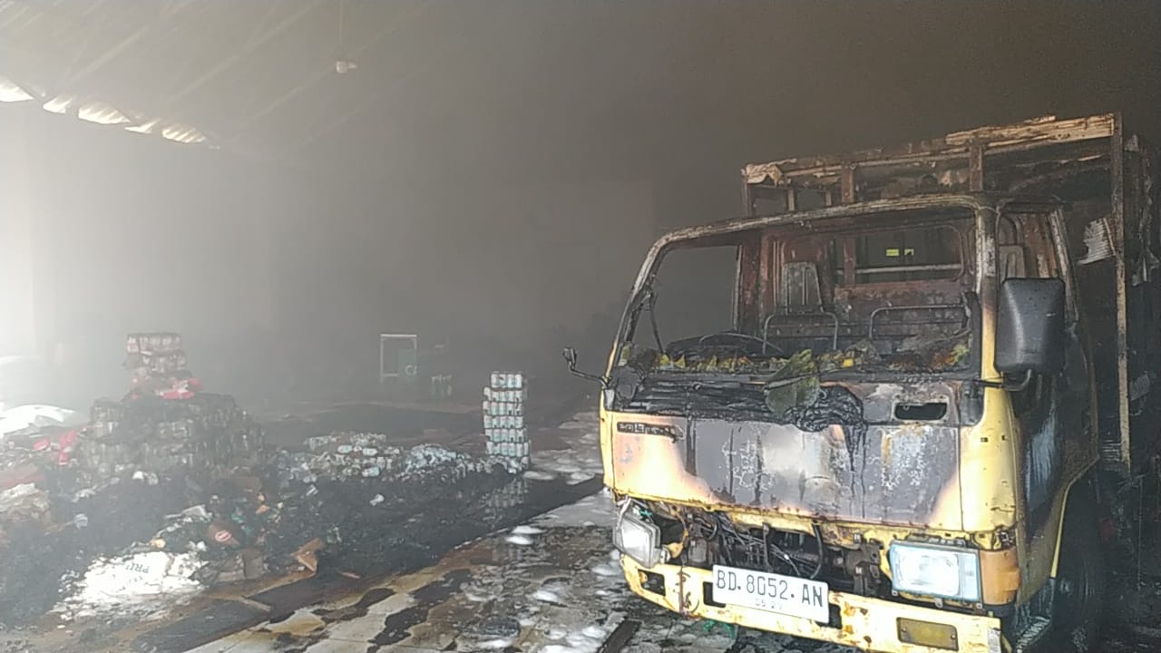 Gudang Distributor di Pekan Sabtu Terbakar, Api Berasal dari Mobil Boks Lalu Merambat ke Ribuan Barang