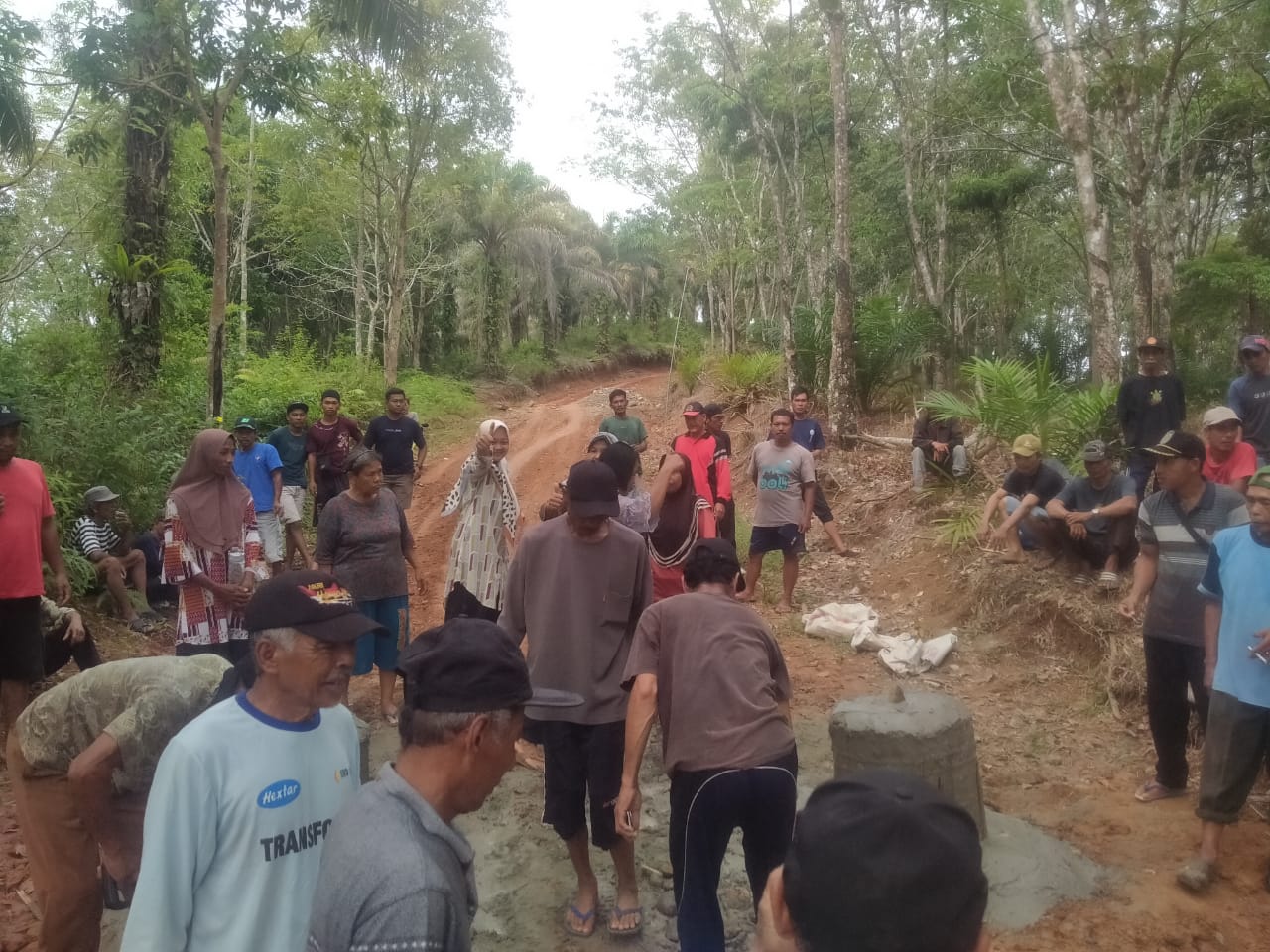 Tolak Aktivitas Tambang Kuari, Puluhan Warga Desa Talang Alai Tutup Akses Masuk Lokasi