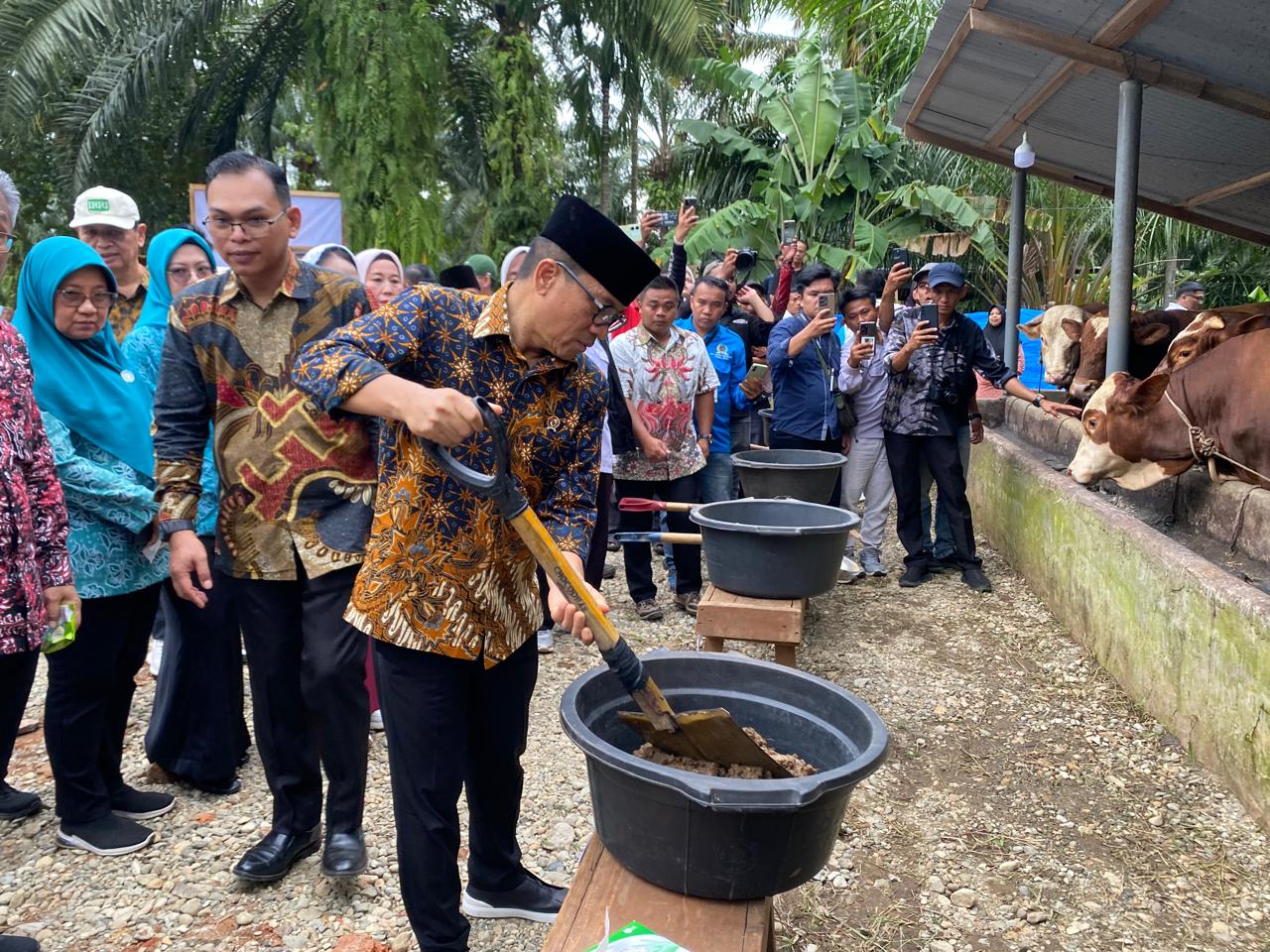 Mendes PDT Lakukan Peletakan Batu Pertama Pembangunan KDMP dan Tinjau Peternakan Sapi