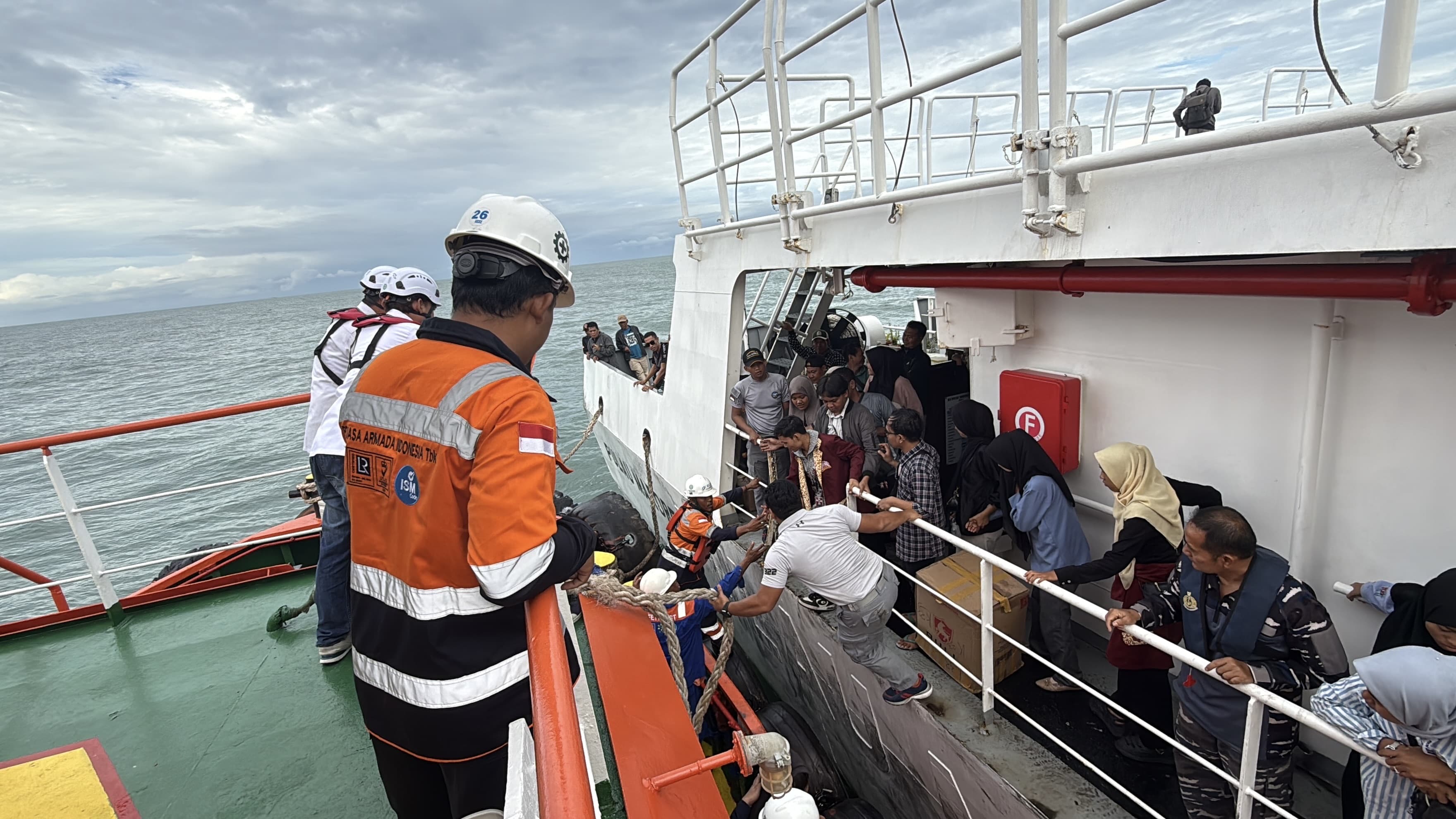 Kapal Negara Pulau Marore-322 Bakamla RI Bawa 118 Mahasiswa dan Masyarakat dari Pulau Enggano