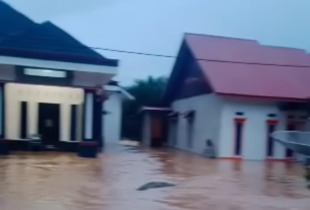 Banjir Rendam Puluhan Rumah Di Desa Air Buluh