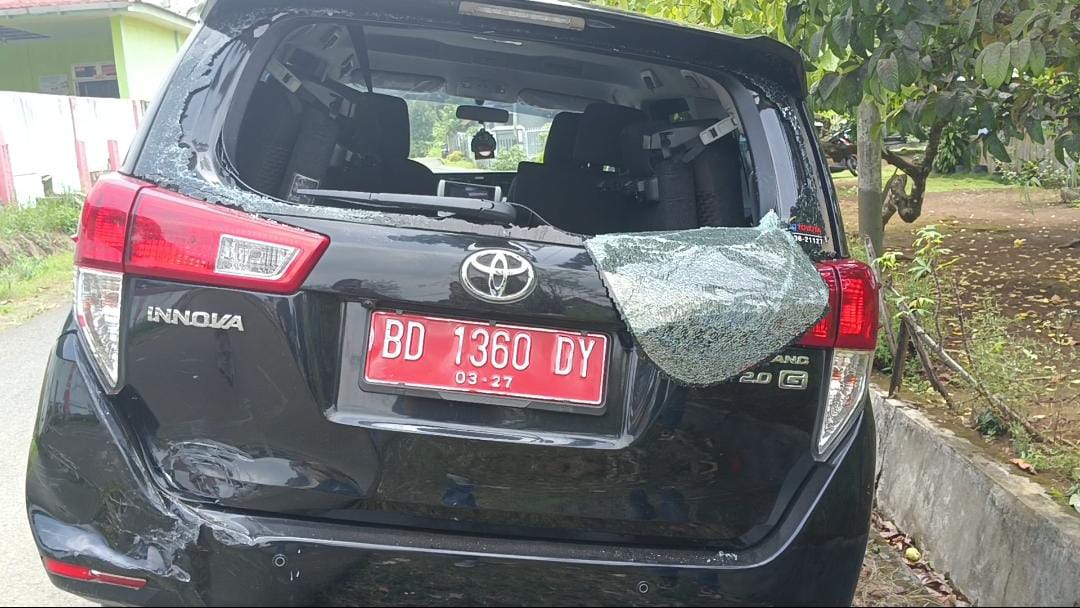 BREAKING NEWS: Mobil Dinas Kepala BKPSDM Bengkulu Utara Kecelakaan