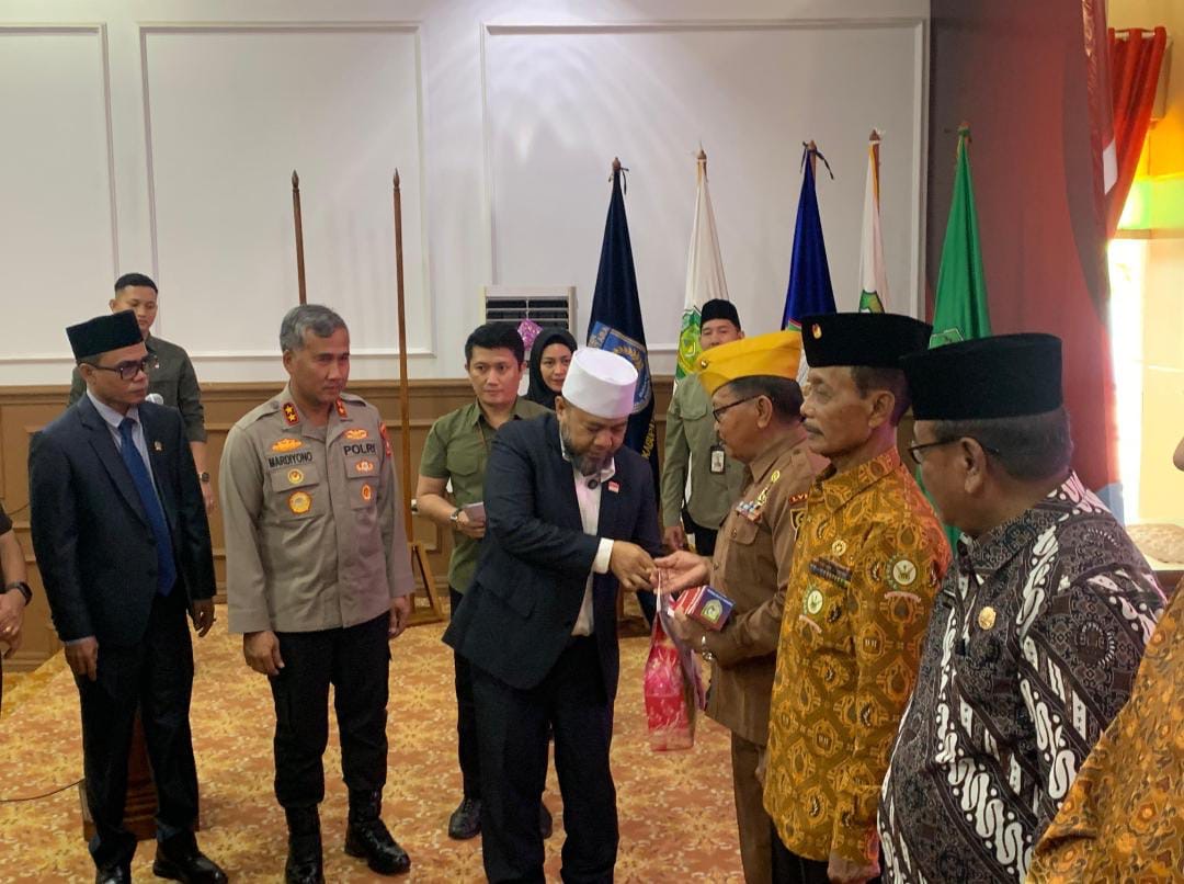Jelang HUT ke-80 RI, Gubernur Helmi Hasan Berikan Bantuan dan Janji Renovasi Rumah Pejuang Veteran 