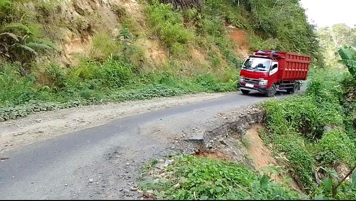 Jalang Longsor di Desa Napal Jungur 2 Tahun Dibiarkan Tanpa Perbaikan, PRIHATIN!