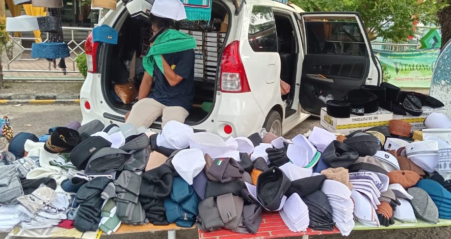 Menjelang Lebaran, Pedagang Peci Pinggir Jalan di Kota Bengkulu Ramai Pembeli