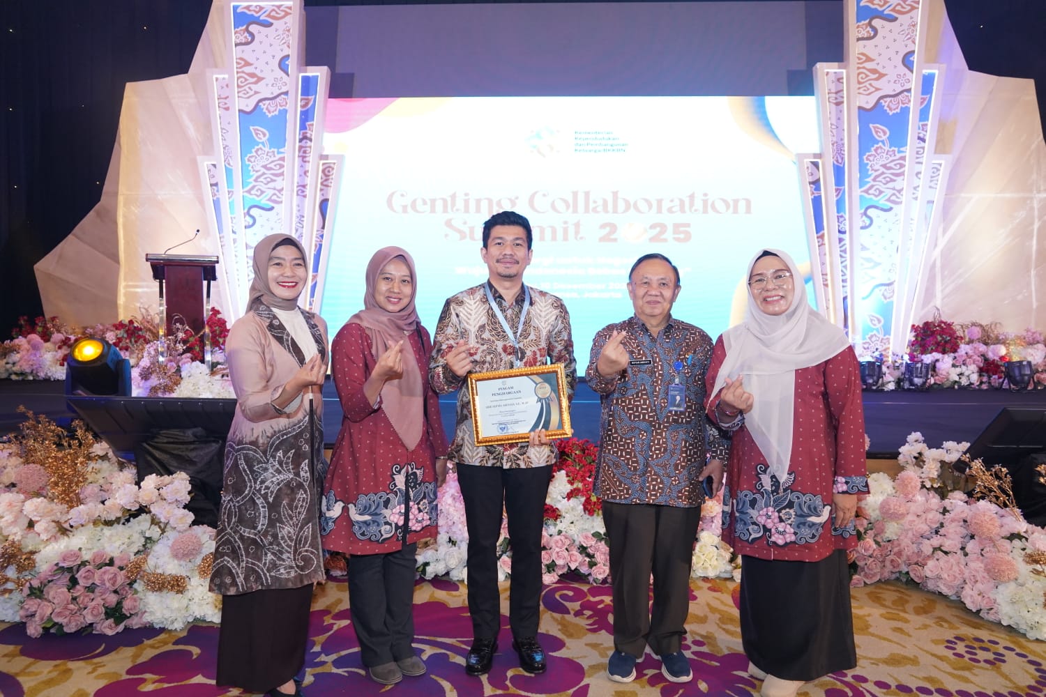 Bupati Bengkulu Utara Terima Penghargaan Genting Award dari Kemendukbangga