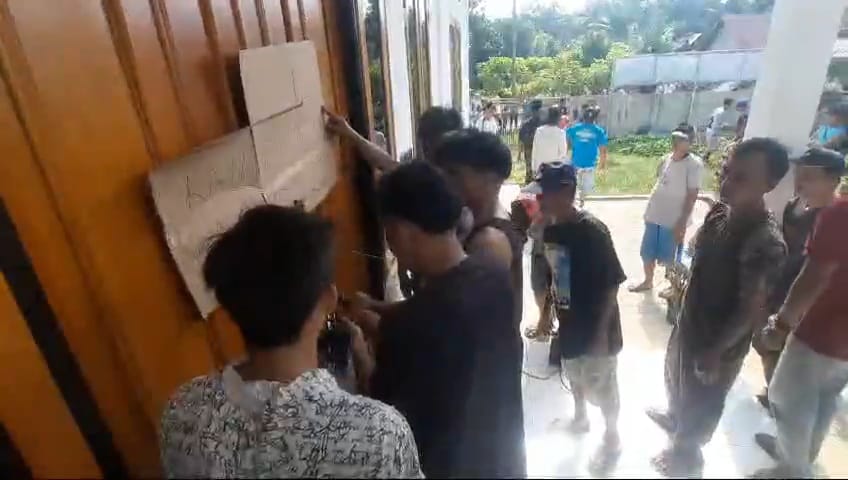 Tuntutan Pemberhentian Kades Dusun Baru Terus Berlanjut, Warga Segel Kantor Desa