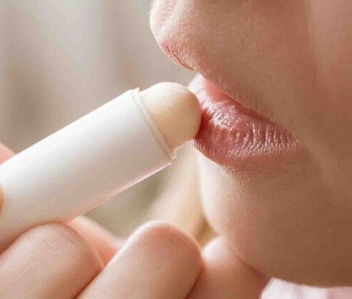 Tidak Mudah Pecah, Ini Cara Mengatasi Bibir Kering agar Kembali Lembap
