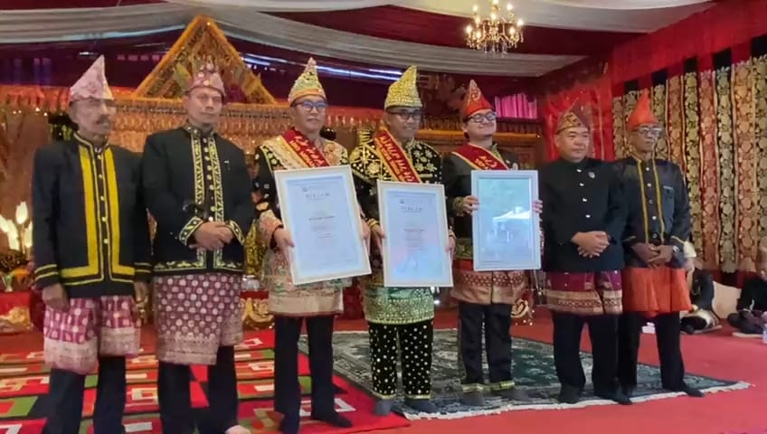 Bupati, Wakil Bupati, dan Ketua DPRD Kepahiang Terima Gelar Adat Rejang