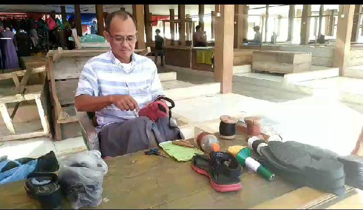 Tukang Sol Sepatu di Kaur Banjir Order Jelang Hari Raya Idul Fitri