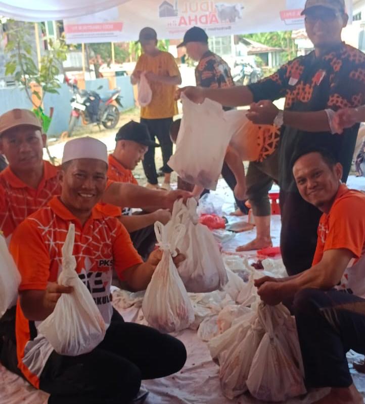 Momentum Iduladha, DPD PKS Kota Bengkulu Sembelih 5 Sapi dan Sebar 700 Paket Daging Kurban