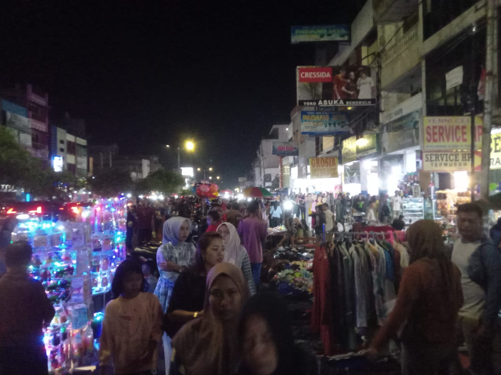 Kawasan Jalan Soeprapto Berubah Jadi Pasar Kaget di Malam Takbiran