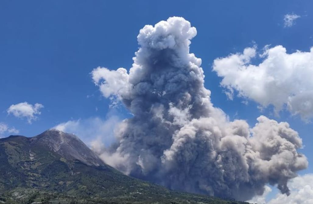 Gunung Merapi Erupsi, Warga Diimbau Jauhi Zona Bahaya