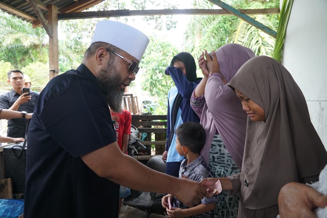 Tangis Haru Eva Susanti, Penjual Kue di Mukomuko yang Akhirnya Punya Listrik Sendiri dari Gubernur