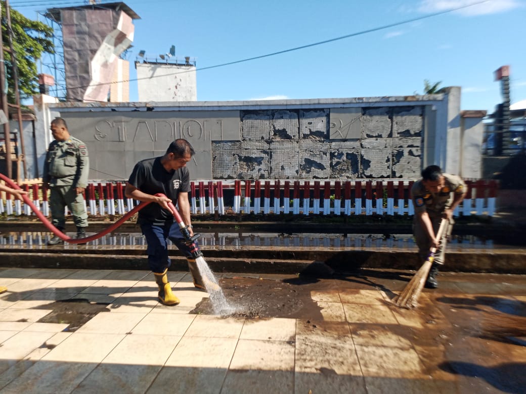 Ulah pedagang Durian, Satpol PP Bersama Damkar Bersihkan Pedestrian di Jalan Cendana Bengkulu