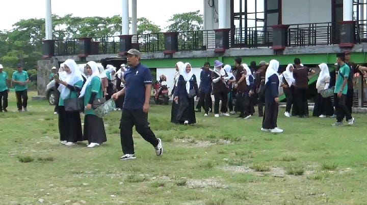 Hari Amal Bakti ke-78, ASN Kemenag Kaur Gotong Royong Bersihkan Kantor dan Masjid 