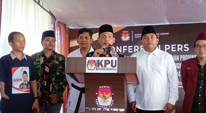 Naik Angkot, Rahiman Dani Daftar ke KPU Provinsi Bengkulu