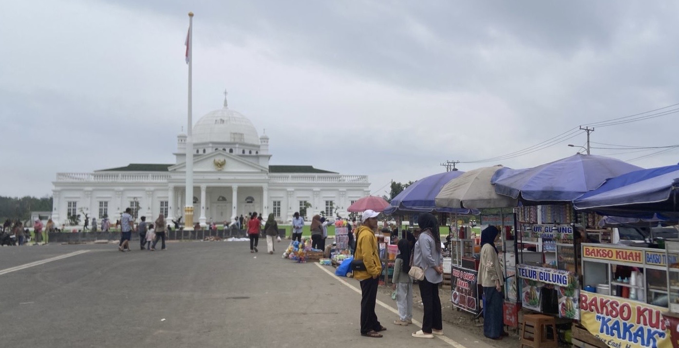Gedung Merah Putih: di Sini Keluarga Bertemu, Pedagang Tersenyum, Kota Bernapas