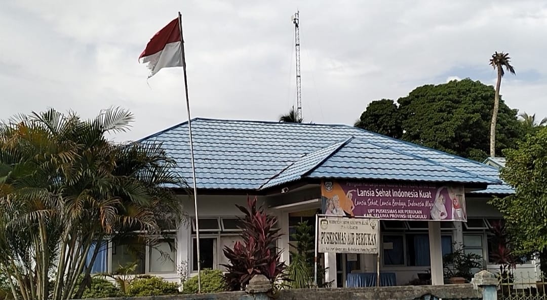 Bendera Usang dan Robek Berkibar di Puskesmas Air Periukan