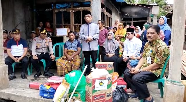 Sambangi Korban Kebakaran, Hidayatullah Sjahid Minta Seluruh OPD Bantu Perbaiki Rumah Korban