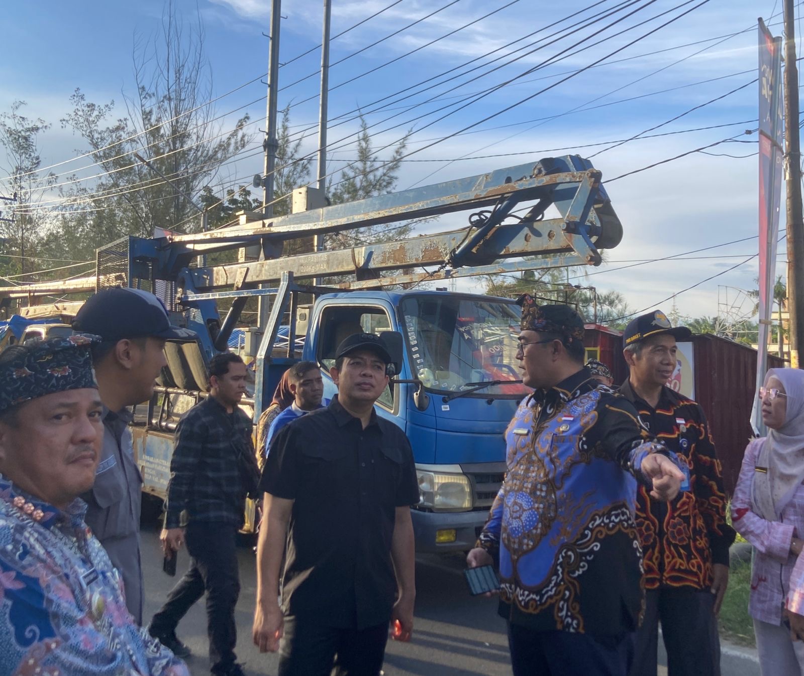 Dukung Festival Tabut 2025, Pemkot Bengkulu Terangi Kawasan Pantai Pasir Putih Pasang 300 Lampu Jalan