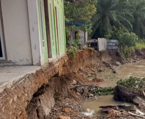 Terdampak Abrasi Sungai, 5 Unit Rumah di Desa Kembang Mumpo Terancam Ambruk