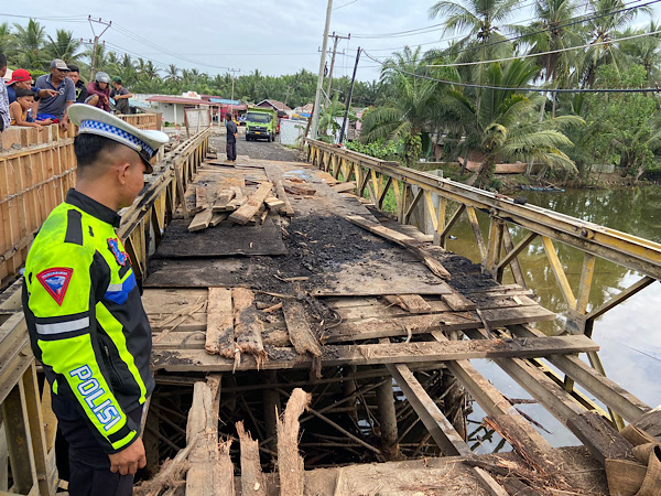 Truk Batubara Berhasil Dievakuasi, Akses Jalan Kota Bengkulu-Bengkulu Utara Masih Lumpuh Total 