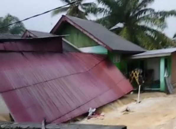 BREAKING NEWS: 7 Rumah di Desa Selika I Kaur Dikabarkan Hanyut Terbawa Arus Banjir