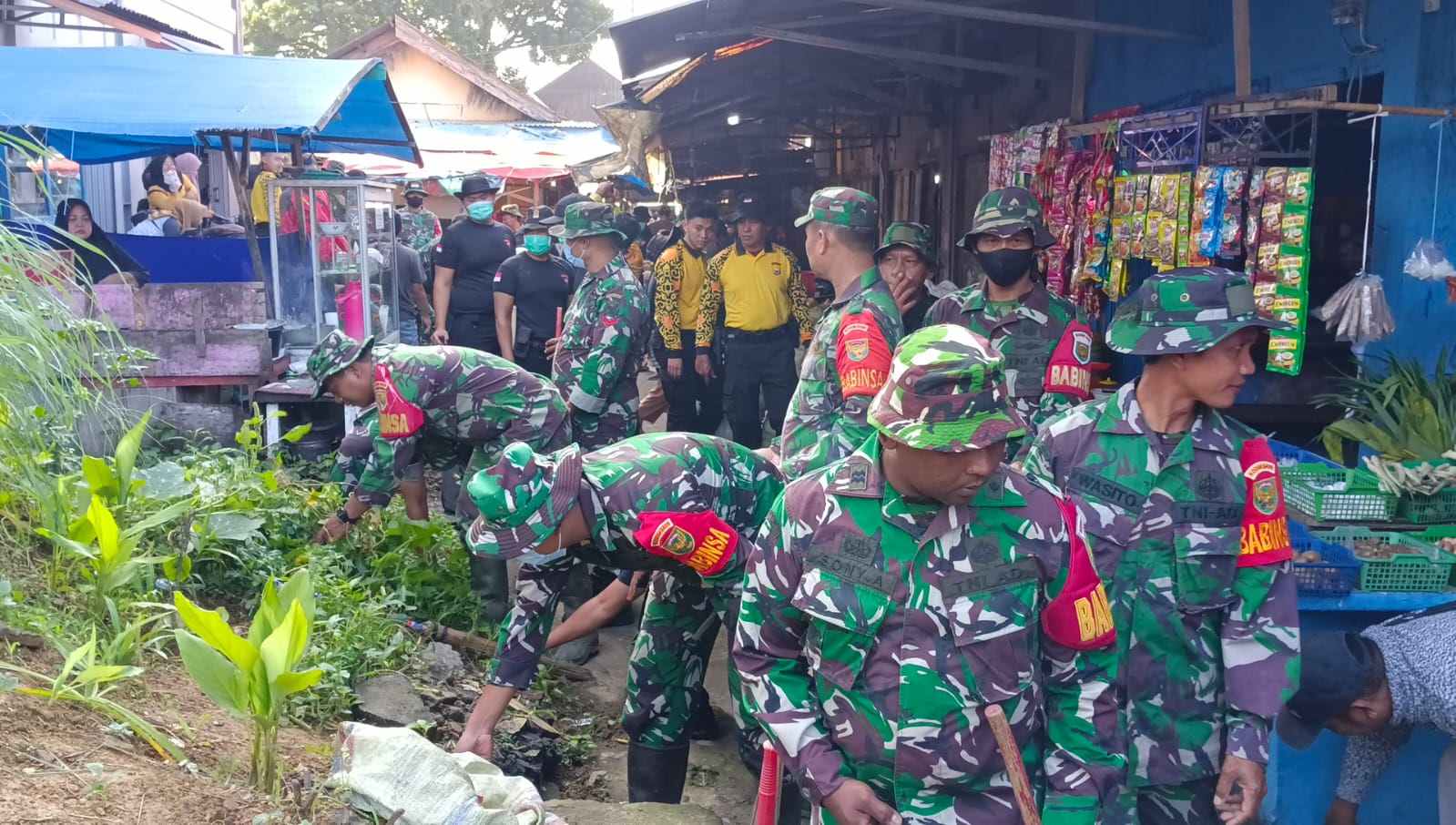 Dimotori Kodim 0409/RL, Ratusan Petugas Lintas Sektor Gelar Aksi Bersih Pasar