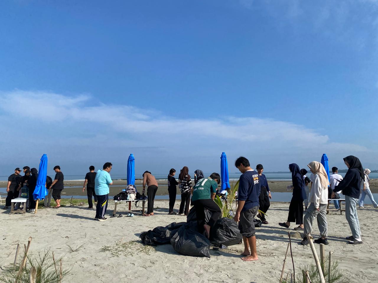 SOILS dan Green Generation Gelar Aksi Bersih Pantai Bengkulu, Wujud Kepedulian Terhadap Lingkungan