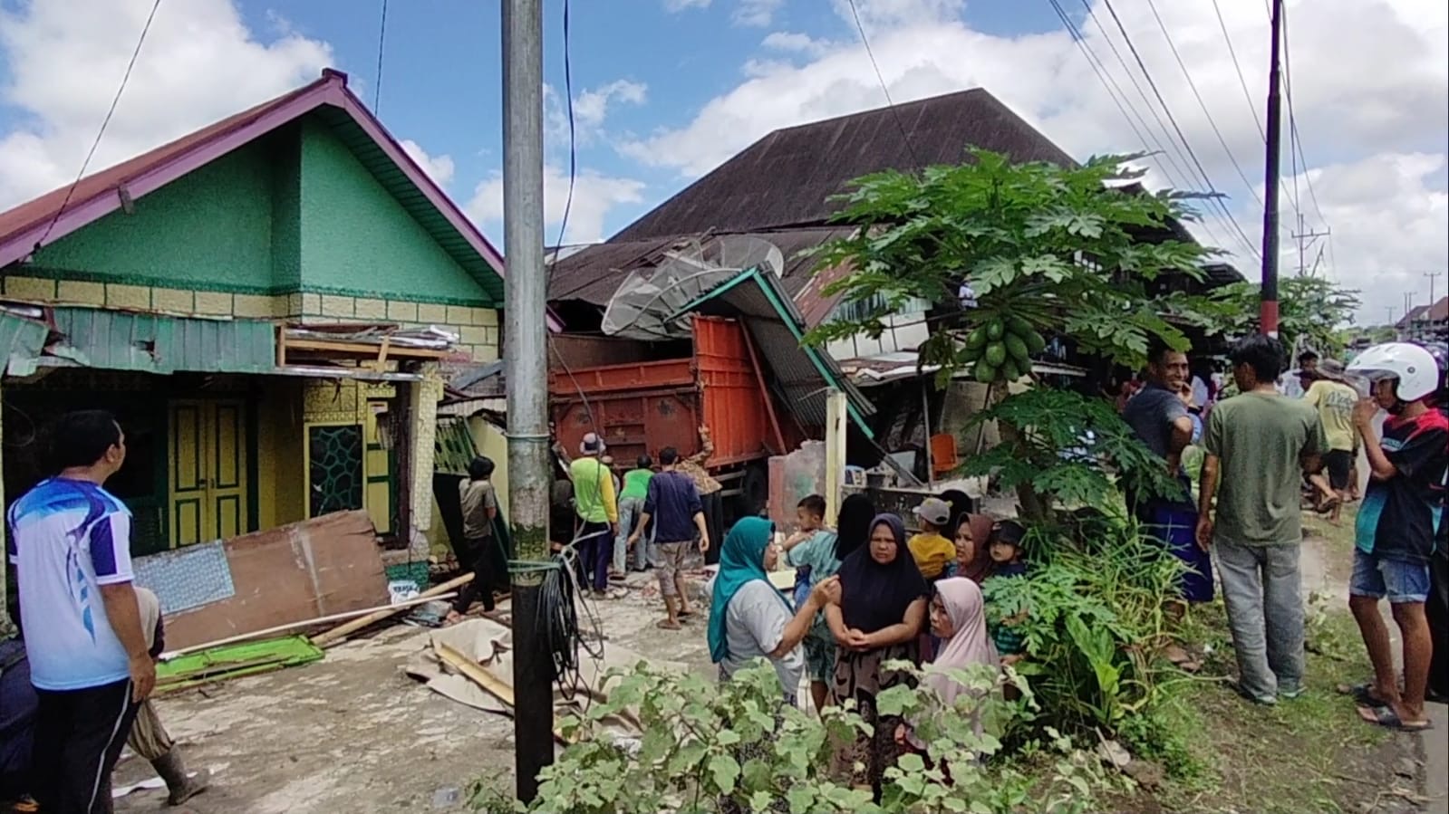 3 Rumah Warga Kepahiang Rusak Berat Diseruduk Truk, Korban Dilarikan ke RS