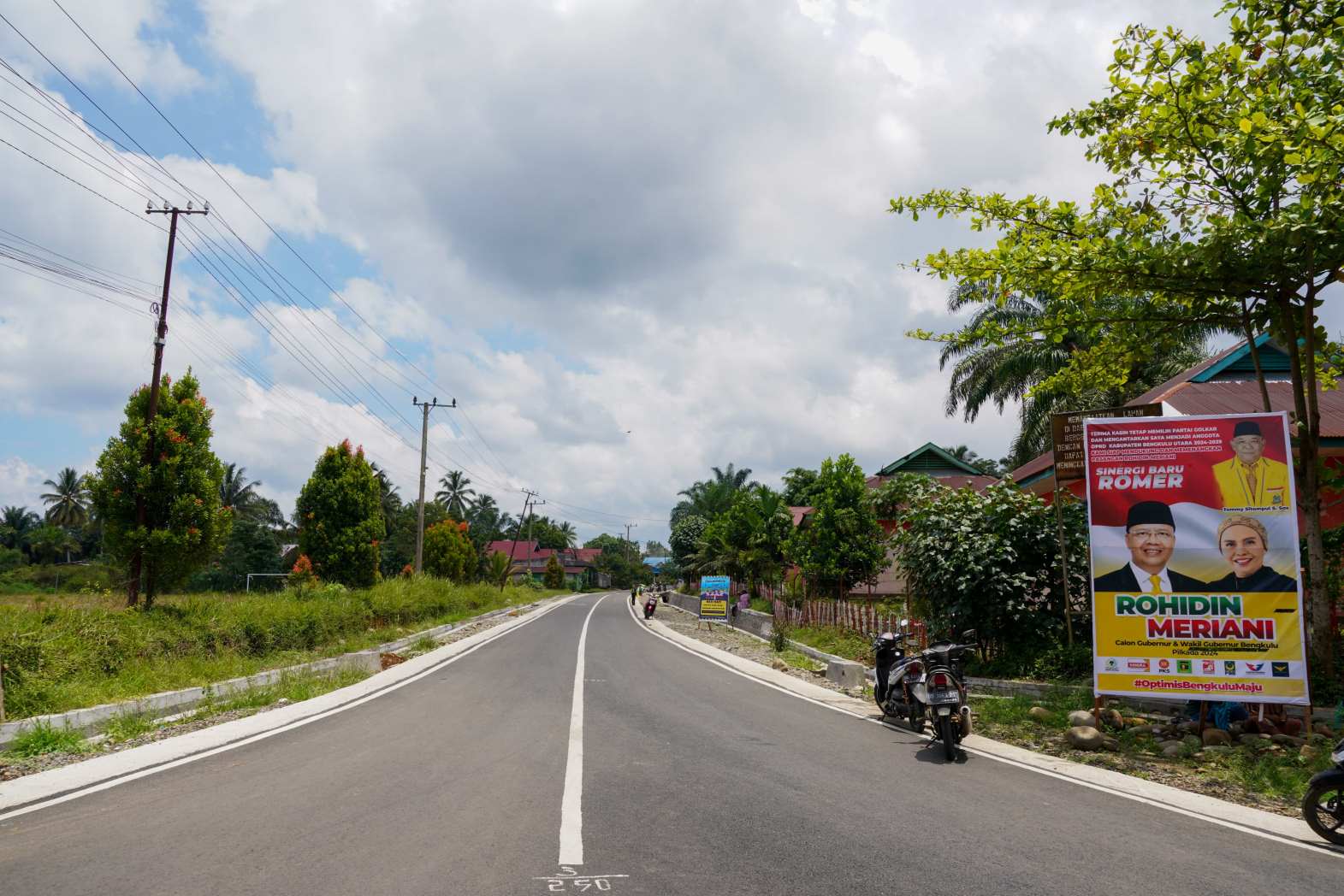 Rohidin di Mata Masyarakat Bengkulu Utara: Perhatian Terhadap Pelosok, Bukan Hanya Janji Kosong