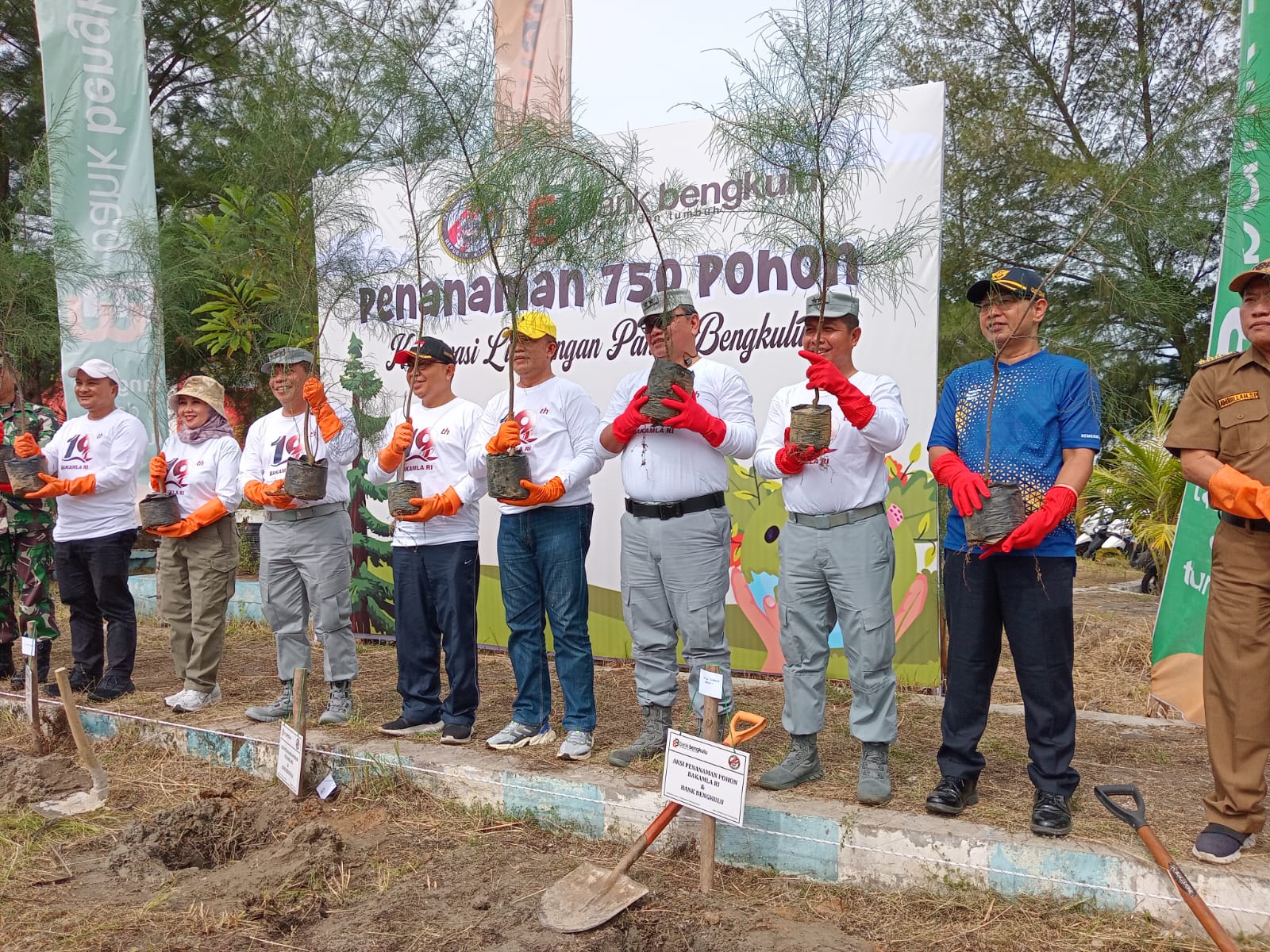 Bakamla RI Tanam 750 Pohon dan Bersihkan Pantai Zakat Bengkulu