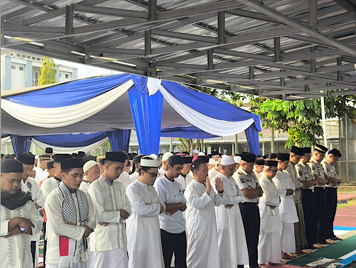 800 Warga Binaan Lapas Kelas IIA Bengkulu Khidmat Laksanakan Salat Idulfitri 1447 H
