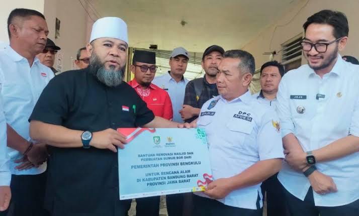 Bantu Korban Longsor Bandung Barat, Pemprov Bengkulu Bangun 5 Sumur Bor dan Rumah Ibadah