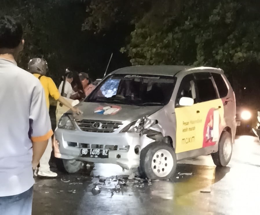 Antar Penumpang, Mobil Ojol Maxim Ringsek Dihantam Vario di Pasir Putih