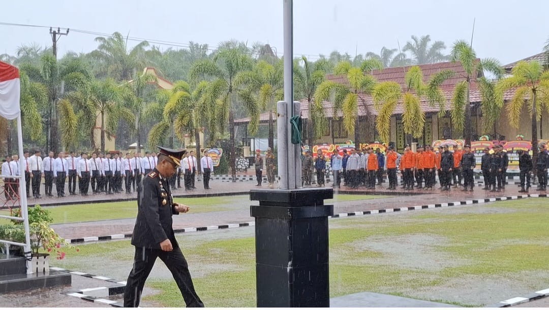 Diguyur Hujan Deras, Upacara Hari Bhayangkara ke-80 di Mapolres Mukomuko Tetap Khidmat