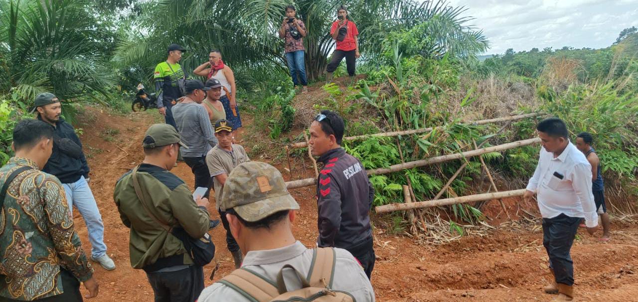 Kendaraan Perusahaan Sebabkan Jalan Penghubung Desa Rusak, Warga Blokir Jalan Menuju PT MPA
