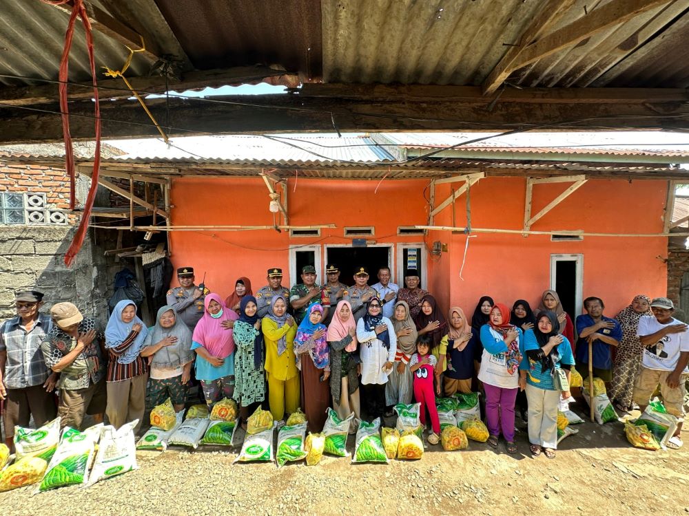 Kapolda Bengkulu Serahkan Bantuan Sosial kepada Masyarakat Kurang Mampu di Kota Bengkulu